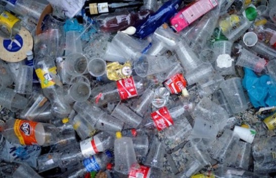 Studim: Njerëzit konsumojnë mijëra grimca plastike çdo vit