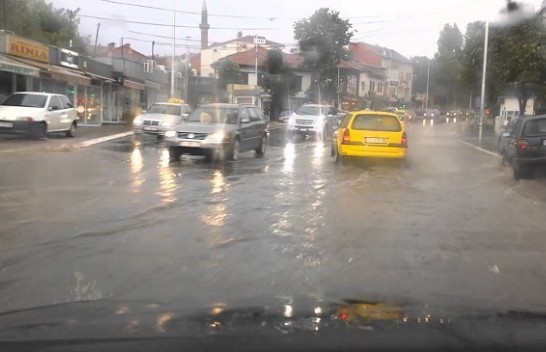 Rrugët e Prishtinës vërshohen nga ujë pas reshjeve të mëdha të shiut dhe breshërit