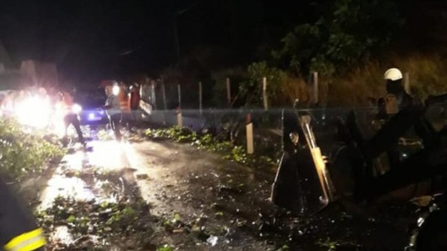 Reshjet e shiut dhe erërat e forta shkulin pemët, bllokojnë aksin Gjirokastër – Kakavijë