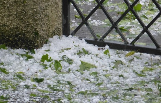 Pas valës përvëlues – në Prizren po bie breshër