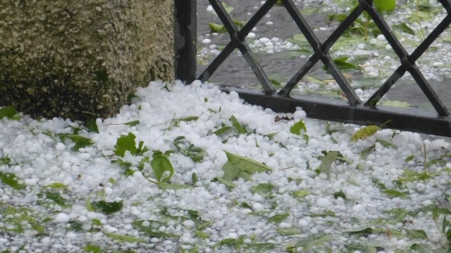 Pas valës përvëlues – në Prizren po bie breshër