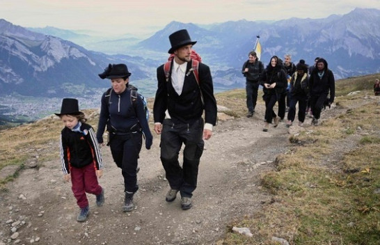 Qytetarët mbajnë funeral simbolik për shuarjen e akullnajës në alpet zvicerane