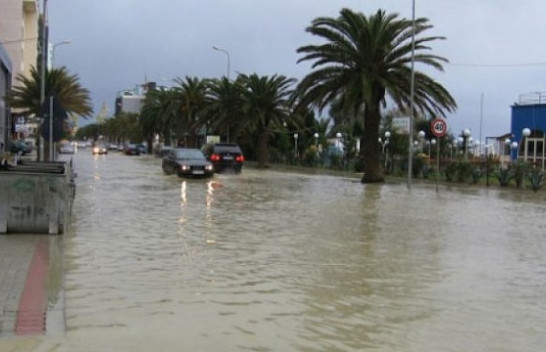 Shiu i madh shndërron Durrësin në ‘Venecia’
