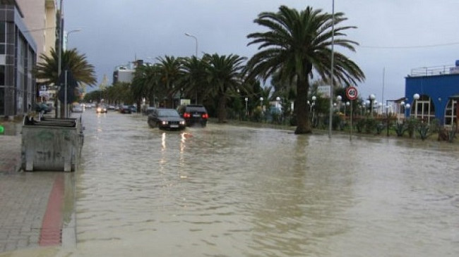 Shiu i madh shndërron Durrësin në ‘Venecia’