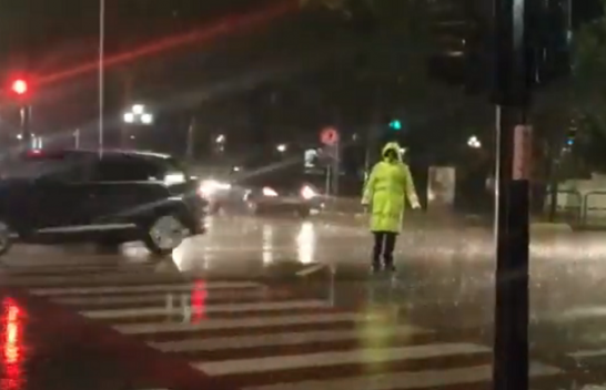 Moti i keq, Policia Rrugore apelon shoferët e mjeteve të bëjnë kujdes, pasi disa rrugë janë nën ujë