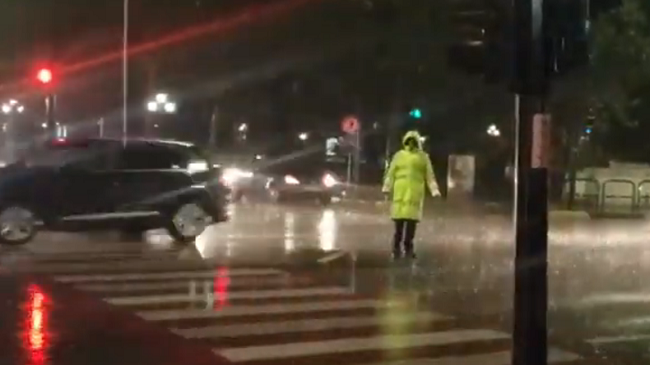 Moti i keq, Policia Rrugore apelon shoferët e mjeteve të bëjnë kujdes, pasi disa rrugë janë nën ujë