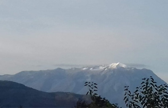 Bie bora e parë në malin e Tomorit