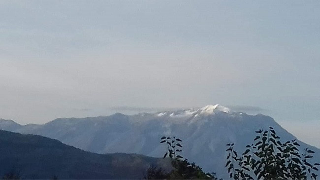 Bie bora e parë në malin e Tomorit