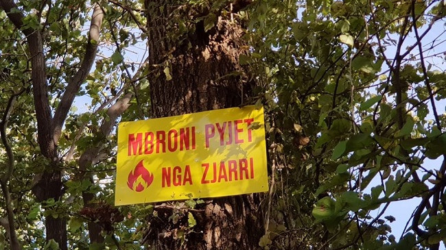 Elbasan, vendosen tabela ndërgjegjësuese kundër zjarreve në zonat e mbrojtura