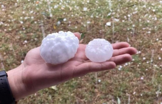 Australia goditet nga stuhi me breshër më madhësi sa një top tenisi