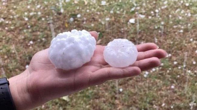Australia goditet nga stuhi me breshër më madhësi sa një top tenisi