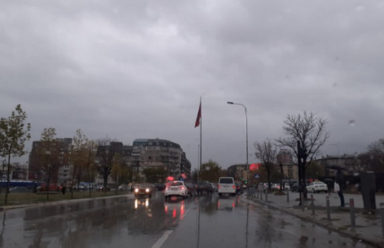 Mbani çadrat me veti, moti në Kosovë do të jetë me shi