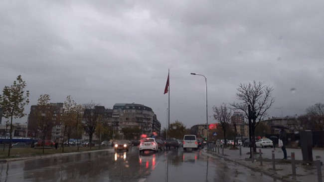 Mbani çadrat me veti, moti në Kosovë do të jetë me shi