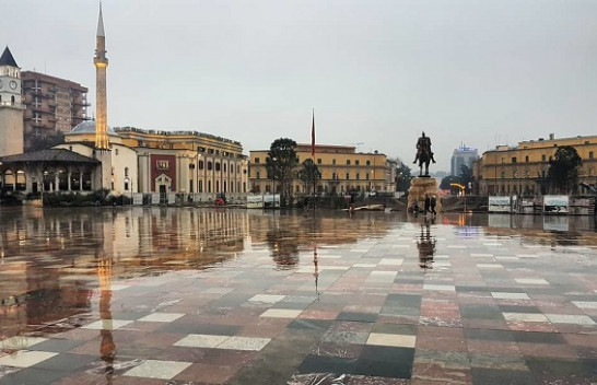 Vranësira me reshje shiu dhe dëbore, ky është parashikimi i motit për këtë fundjavë në Shqipëri