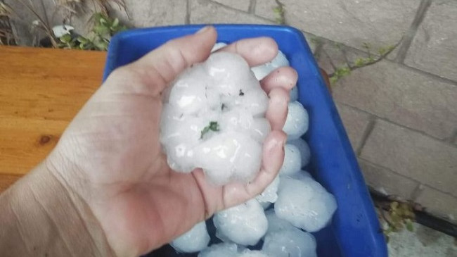 Brisbane goditet nga një stuhi e fuqishme shiu me breshër me madhësi sa topi i golfit
