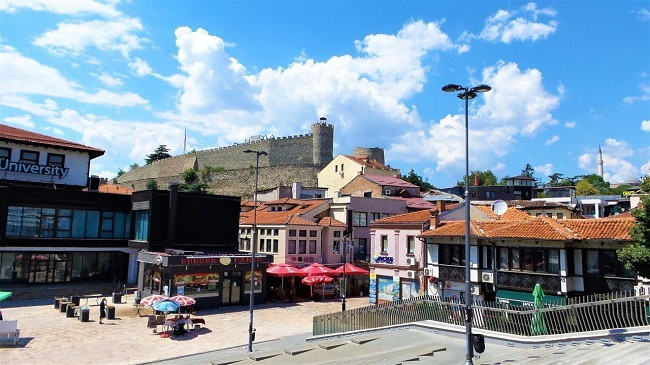 Moti në Maqedoninë e Veriut i kthjellët dhe i ngrohtë