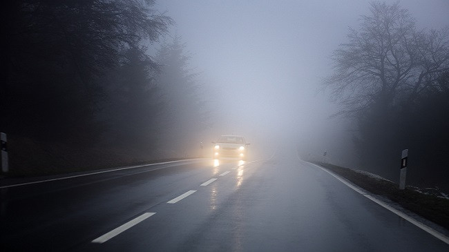 Kujdes gjatë vozitjes në mjegull, rrugët janë të rrëshqitshme