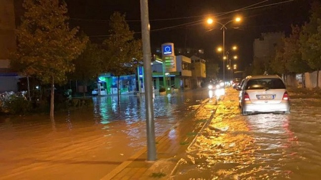 Moti i ligë përfshin vendin/ Qindra hektarë tokë në Fushë-Krujë nën ujë, probleme në transportin detar