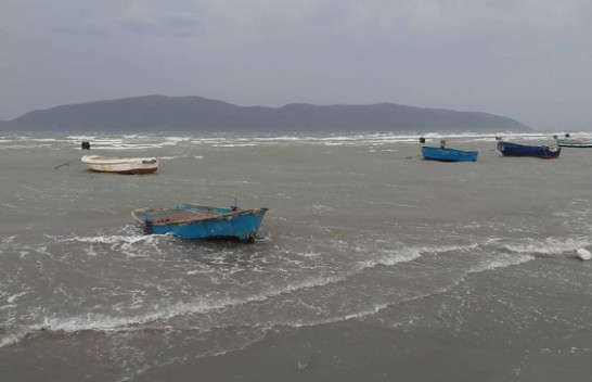Moti i ligë në Vlorë, dallgët e larta i përplasin varkat me kalatën