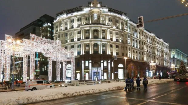 Nuk ka dimër në Rusi, borë artificiale në rrugët e Moskës [Foto]