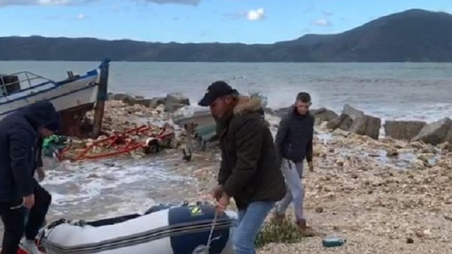 Moti i ligë shkakton dallgë të forta, pezullohet edhe sot lundrimi në Vlorë