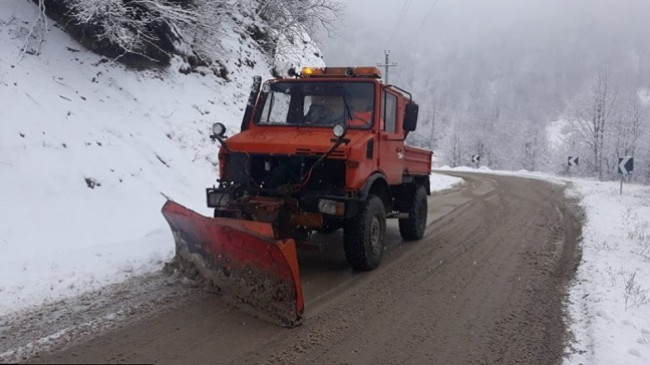 Dëbora arrin deri në 10 centimetër trashësi – ARRSH apel shoferëve për kujdes në rrugët e ngrira