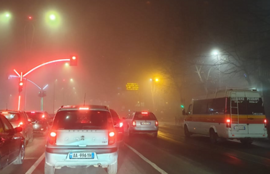 Tirana mbulohet nga mjegulla