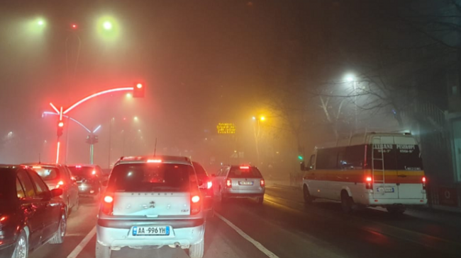 Tirana mbulohet nga mjegulla