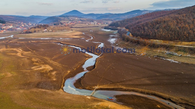 E frikshme/ Liqeni i Batllavës po shterët!