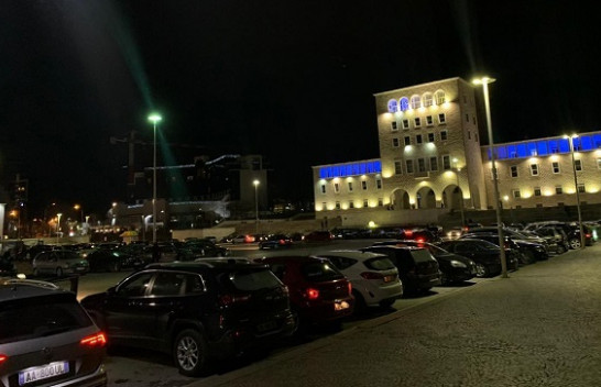 Tirana në panik nga tërmeti, dhjetëra makina në sheshin ‘Nënë Tereza’ [Foto]