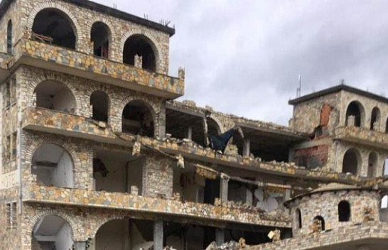 Tërmeti i fuqishëm në Shqipëri: Shembet një hotel në Gjirin e Lalzit [Foto]