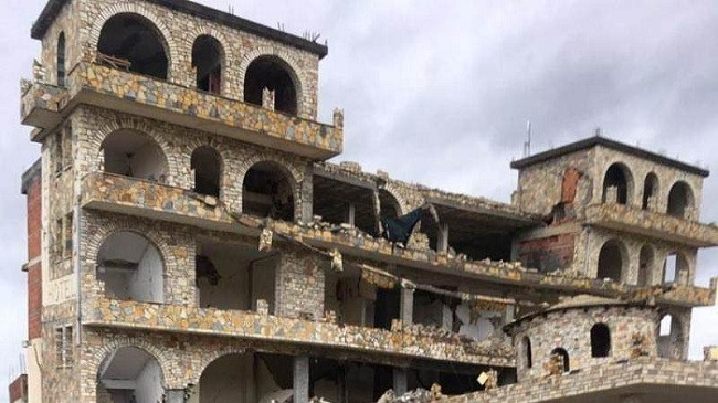 Tërmeti i fuqishëm në Shqipëri: Shembet një hotel në Gjirin e Lalzit [Foto]