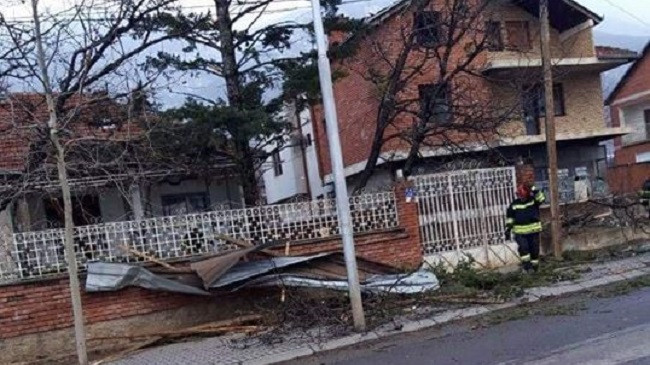 Era e fortë në Istog, fluturojnë kulmet e shtëpive