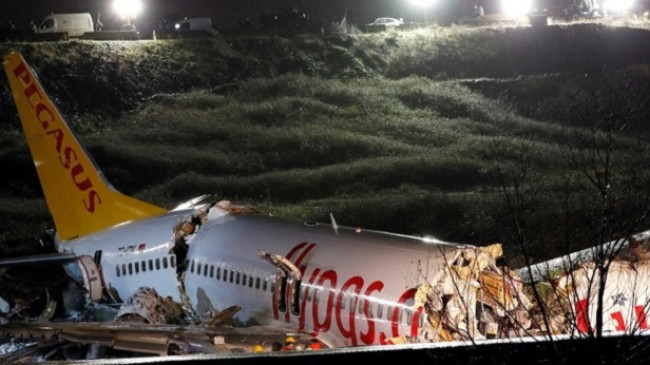 Turqi, momente dramatike aeroplani ndahet në tri pjesë – Tre të vdekur dhe 179 të lënduar