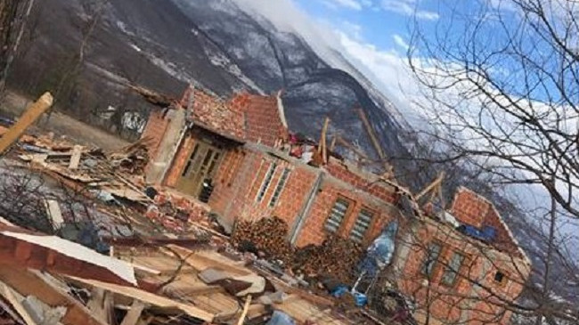 E frikshme: Era e fortë heq kulmin e shtëpisë në Pejë