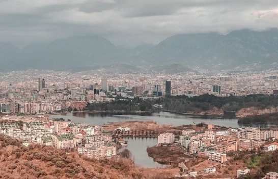 Moti në Shqipëri i ndryshueshëm, e marta e mërkura me reshje shiu