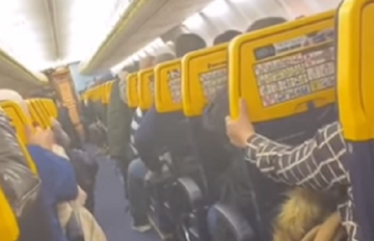Panik në bordin e aeroplanit nga stuhia ‘Dennis’, pasagjerët e tmerruar bërtasin dhe luten