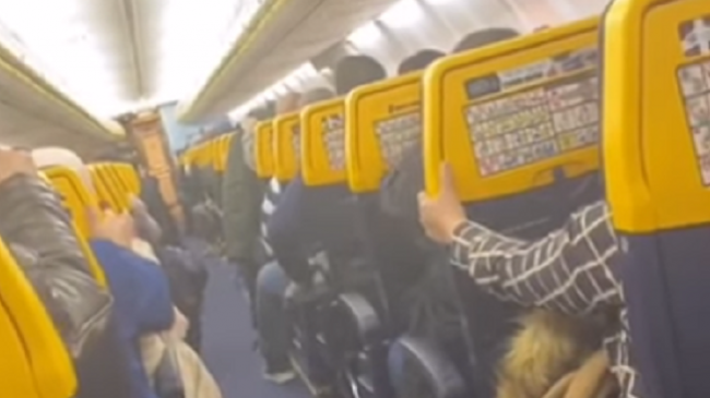 Panik në bordin e aeroplanit nga stuhia ‘Dennis’, pasagjerët e tmerruar bërtasin dhe luten