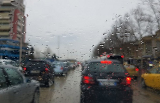 Shiu rëndon trafikun në Tiranë [Foto]