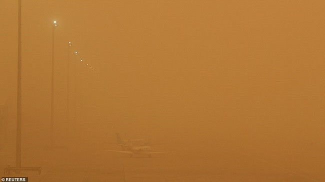 Ishujt Kanarine përfshihen nga stuhitë e pluhurit Saharian, anulohen fluturimet e aeroplanëve