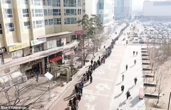 Pamje nga droni, qindra njerëz presin në radhë për të blerë një maskë në Korenë e Jugut