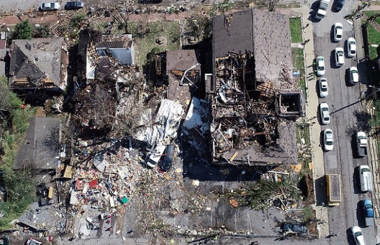 Tornado godet Tennessee, 24 të vdekur e qindra shtëpi të shkatërruara [Foto]