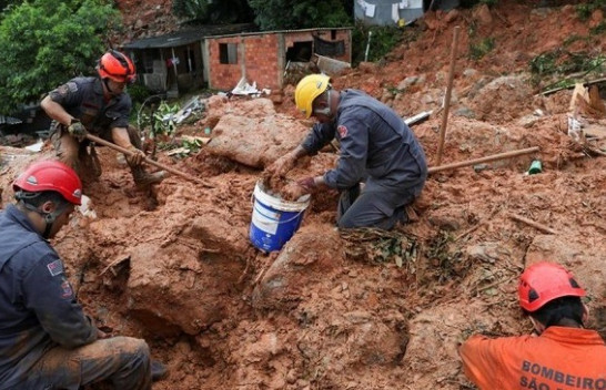 Dhjetëra viktima nga përmbytjet dhe rrëshqitja e dheut në Brazil