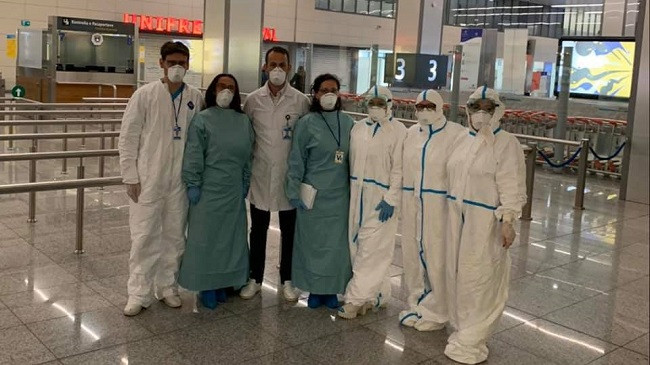 Ekipet mjekësore po vazhdojnë të kontrollojnë të gjithë udhëtarët në aeroport për koronavirus