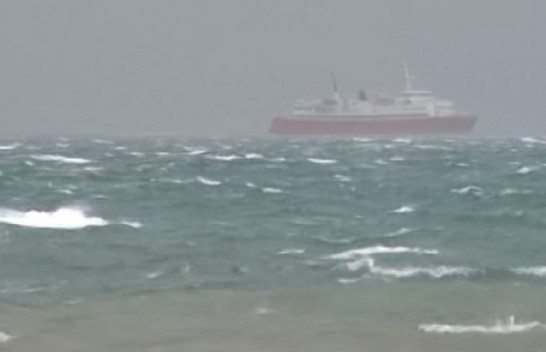 Moti i ligë/ Dallgët e forta dhe era pezullojnë lundrimin detar Vlorë-Brindisi