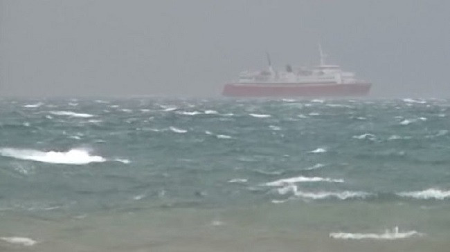 Moti i ligë/ Dallgët e forta dhe era pezullojnë lundrimin detar Vlorë-Brindisi
