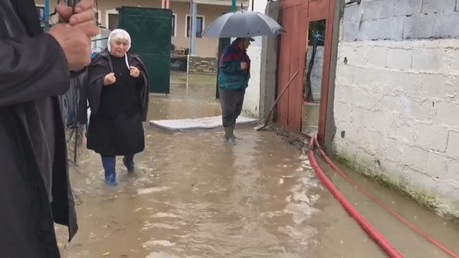 Moti i ligë, përmbyten disa fshatra të Elbasanit