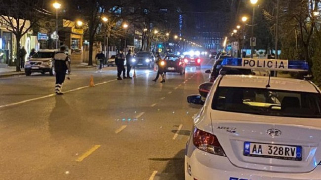 Koronavirusi nxjerr policinë dhe ushtrinë në rrugë, mesazh me altoparlant: Qëndroni në shtëpi