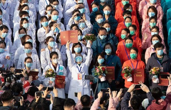 Në Wuhan festohet shërimi i pacientit të fundit nga koronavirusi në spitalin e përkohshëm