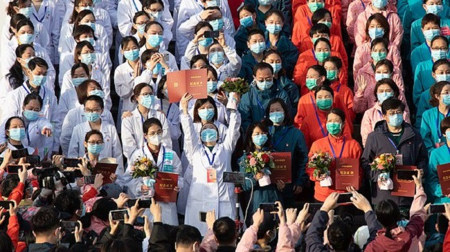 Në Wuhan festohet shërimi i pacientit të fundit nga koronavirusi në spitalin e përkohshëm